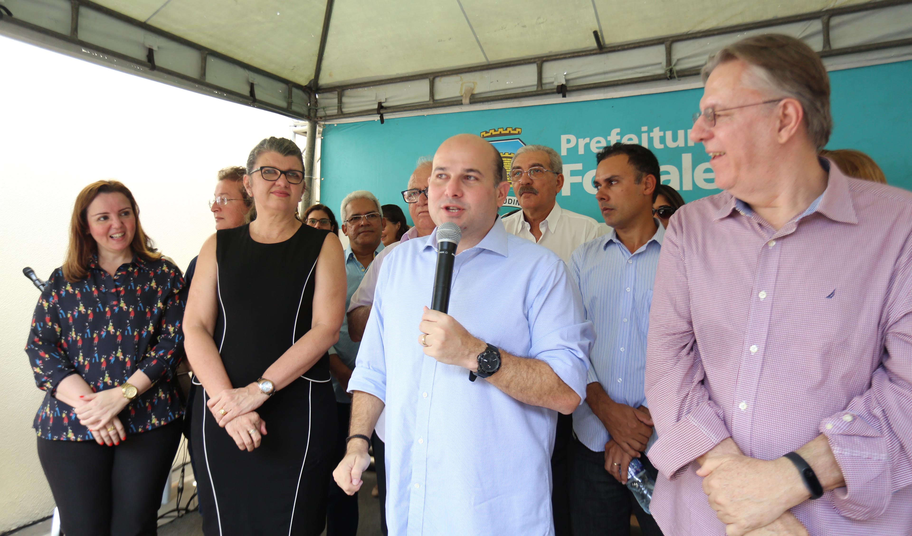 prefeito roberto cláudio faz discurso